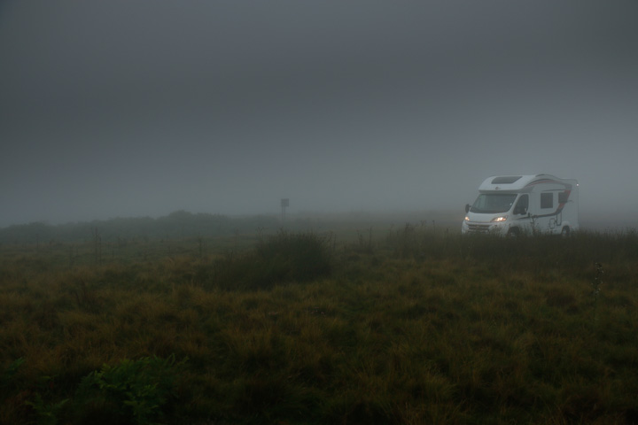 Wohnmobil im Nebel