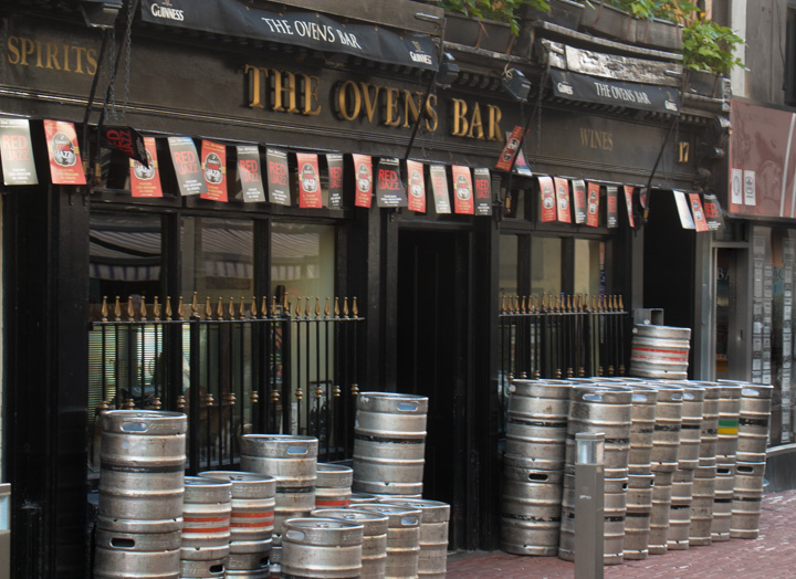 Guinnesf&auml;sser am Pub, Irland